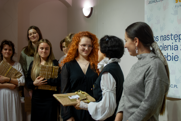 Готовий зводитись на зорні стелі